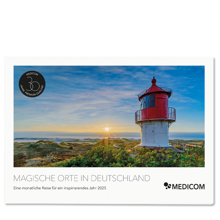 Das Coverblatt des Gesundheitskalenders von Medicom für das Jahr 2025 mit einem Leuchtturm und Blick auf das Wattenmeer